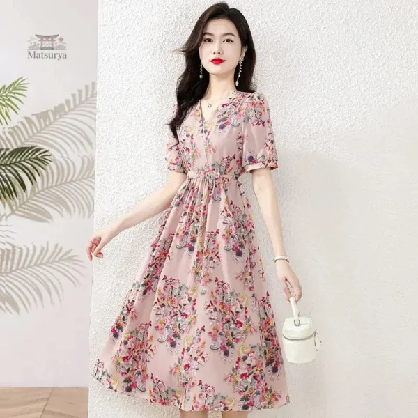 Robe courte japonaise aux imprimés floraux vibrants