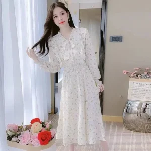 Robe fleurie rétro japonaise élégante