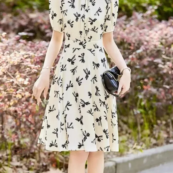 Robe japonaise avec design de noeuds raffinés