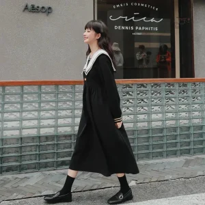 Robe noire inspirée de la mode japonaise