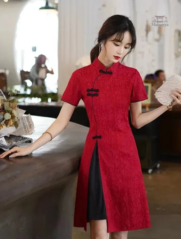 Robe japonaise rouge élégante