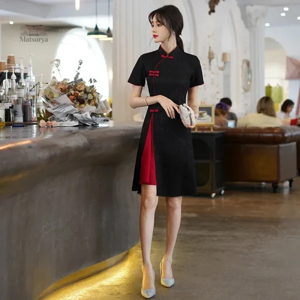 Robe rouge inspirée de la culture japonaise