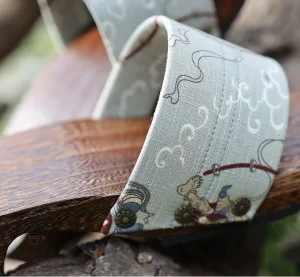 Geta blanc avec motifs, style unique et confortable