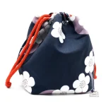 Sac japonais traditionnel avec motifs colorés et design unique
