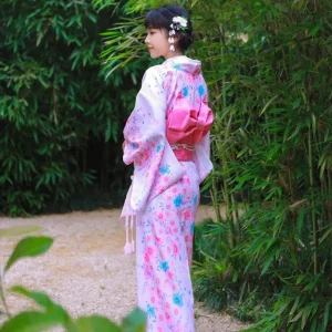 Kimono japonais femme avec motifs floraux Sakura