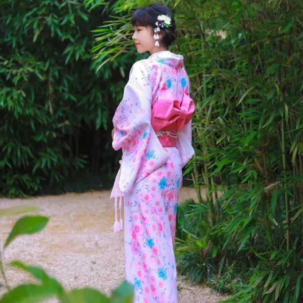 Kimono japonais femme avec motifs floraux Sakura
