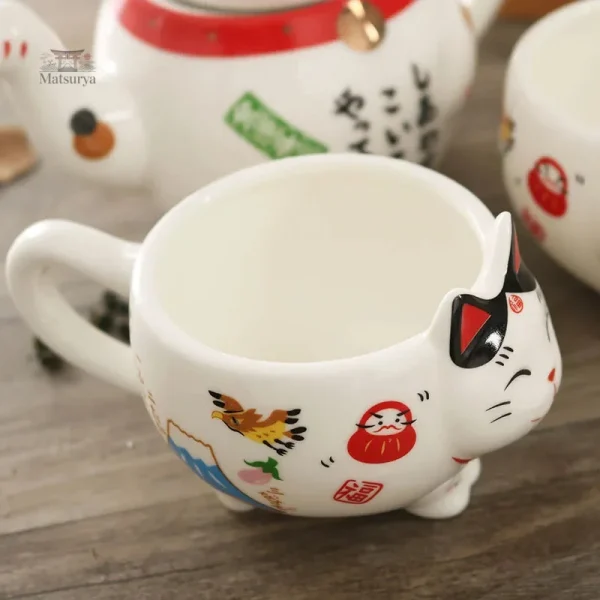 Théière et tasses japonaises ornées de chats porte-bonheur