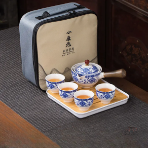 Théière et tasses japonaises en bleu traditionnel