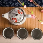Tasses assorties en porcelaine fine