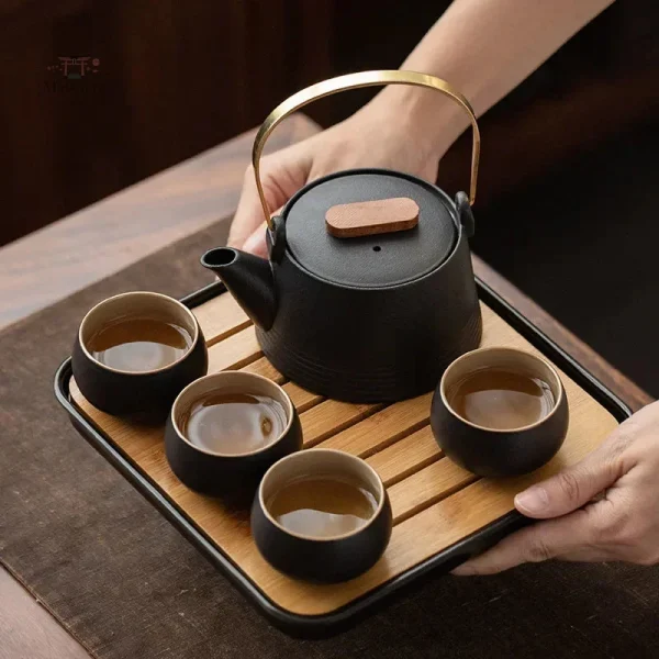 Théière japonaise moderne avec design minimaliste