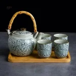Service à thé japonais motifs fleuris élégant et raffiné