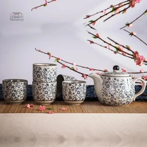 Théière japonaise avec motifs floraux traditionnels