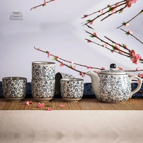 Théière japonaise avec motifs floraux traditionnels