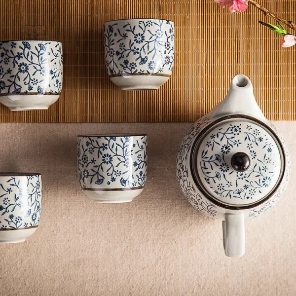 Tasses à thé japonaises ornées de fleurs colorées