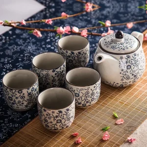 Ensemble de thé japonais avec designs floraux délicats