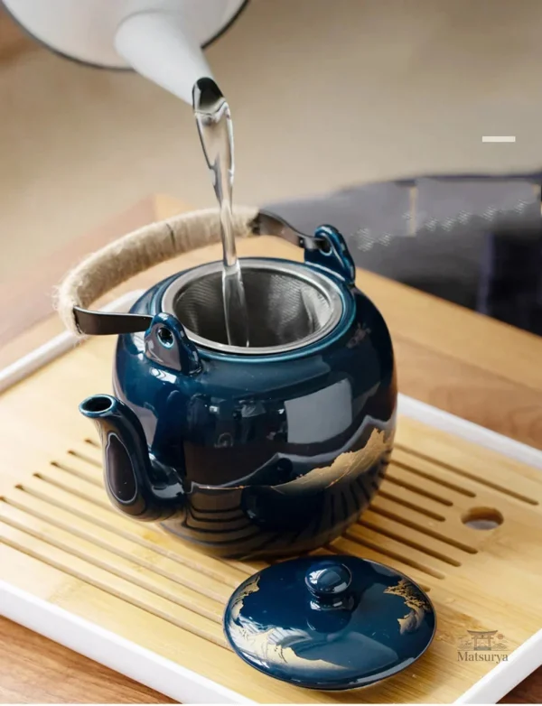 Théière japonaise traditionnelle pour moments zen