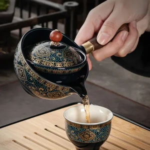 Ensemble de thé japonais avec théière et tasses assorties