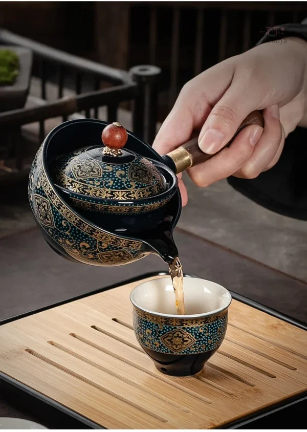 Ensemble de thé japonais avec théière et tasses assorties