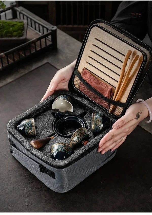 Théière et tasses japonaises, parfaites pour une cérémonie du thé