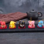 Set coloré de chat maneki neko porte-bonheur en céramique