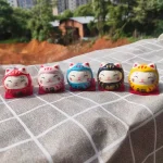 Set daruma chat coloré et symbolique pour la chance
