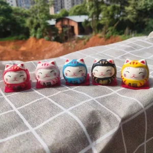 Set daruma chat coloré et symbolique pour la chance