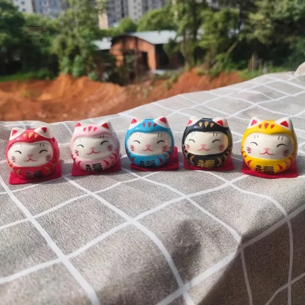 Set daruma chat coloré et symbolique pour la chance