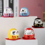 Set daruma japonais traditionnel en céramique colorée