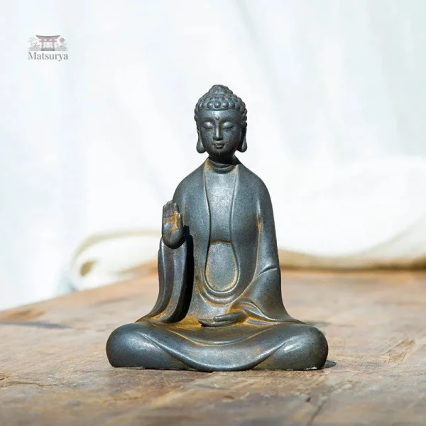 Détail d'une statue japonaise en fonte ornée