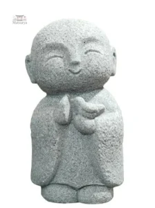 Détail d'une statue de moine japonais en méditation