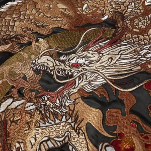 Sukajan coloré aux motifs traditionnels raffinés
