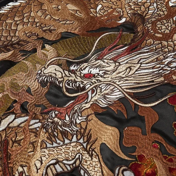 Sukajan coloré aux motifs traditionnels raffinés