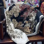 Veste tendance Sukajan avec design floral distinctif