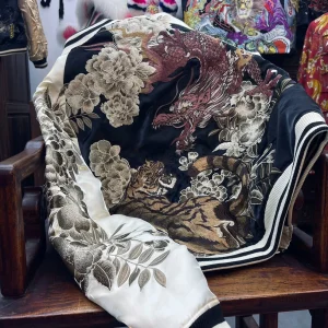 Veste tendance Sukajan avec design floral distinctif