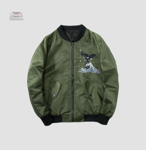 Sukajan, veste verte avec motifs inspirés de la culture japonaise
