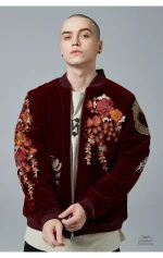 Sukajan avec motifs traditionnels et contemporains