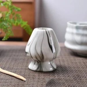 Support à fouet marbré pour la préparation du matcha