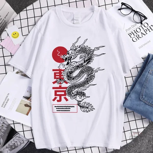 Tee-shirt avec dragon, look contemporain
