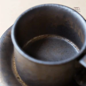 Tasse à café traditionnelle japonaise avec sous-plat