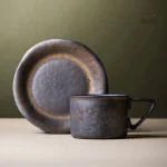 Tasse japonaise à café artisanale sur plateau
