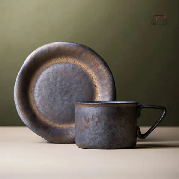 Tasse japonaise à café artisanale sur plateau