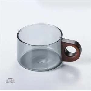 Tasse traditionnelle avec design en bois