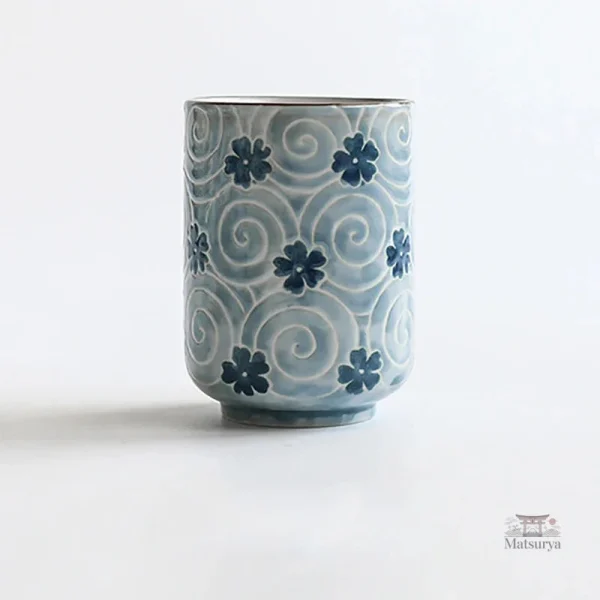 Tasse à thé en porcelaine avec motifs japonais