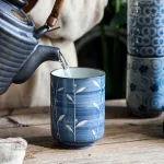 Tasse à thé unique avec motifs fleuris