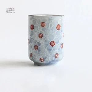 Tasse à thé décorée de fleurs japonaises