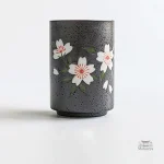 Tasse à thé artisanale avec motifs floraux