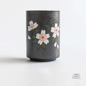 Tasse à thé artisanale avec motifs floraux
