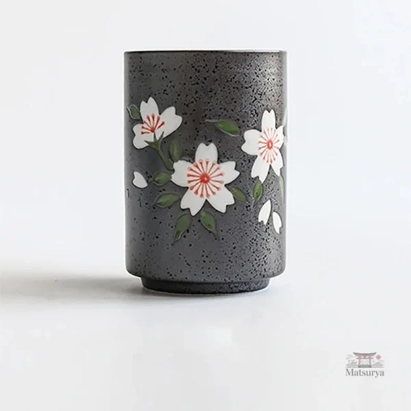 Tasse à thé artisanale avec motifs floraux
