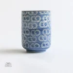 Tasse en céramique avec fleurs japonaises