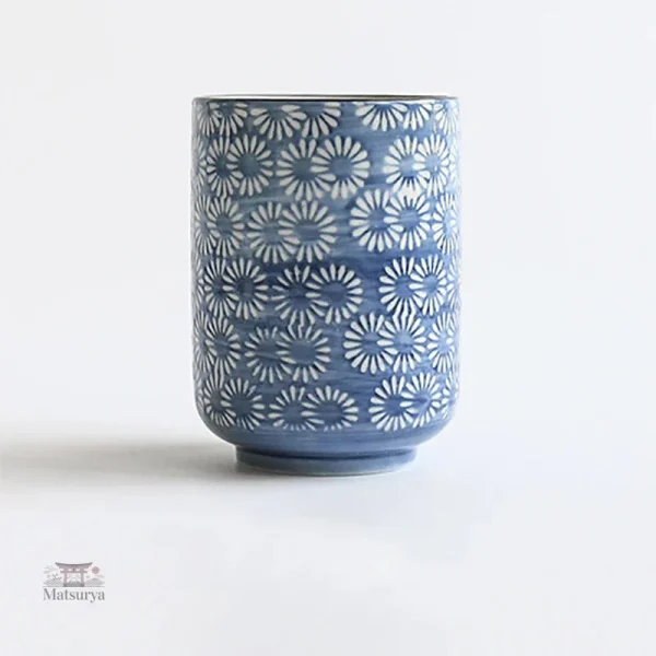 Tasse en céramique avec fleurs japonaises